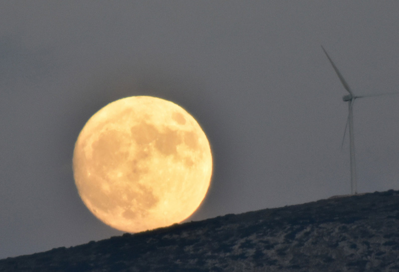 Μαγικές φωτογραφίες από το σπάνιο φαινόμενο Supermoon