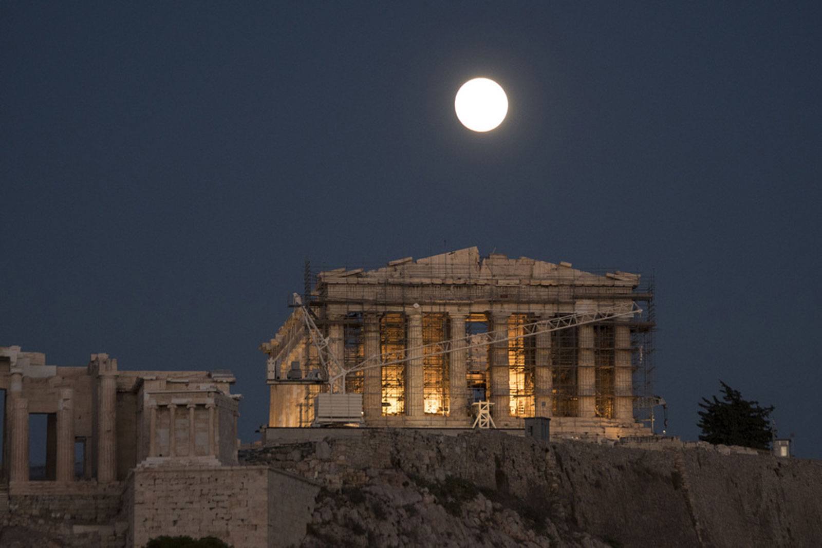 Μαγικές φωτογραφίες από το σπάνιο φαινόμενο Supermoon