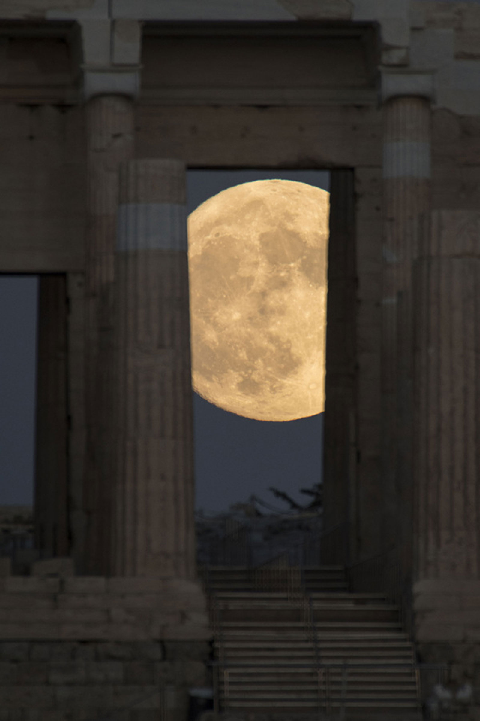 Μαγικές φωτογραφίες από το σπάνιο φαινόμενο Supermoon