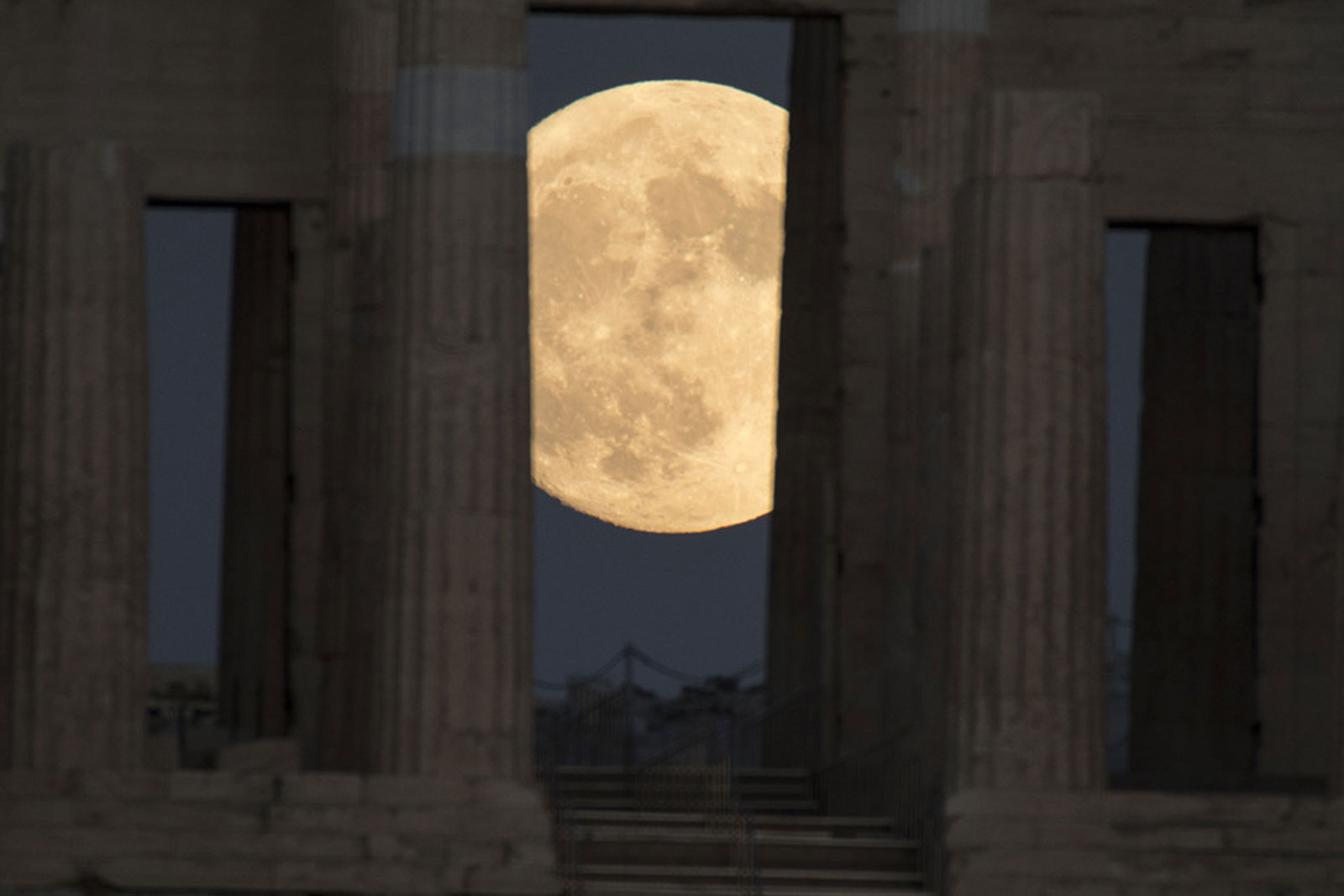 Μαγικές φωτογραφίες από το σπάνιο φαινόμενο Supermoon