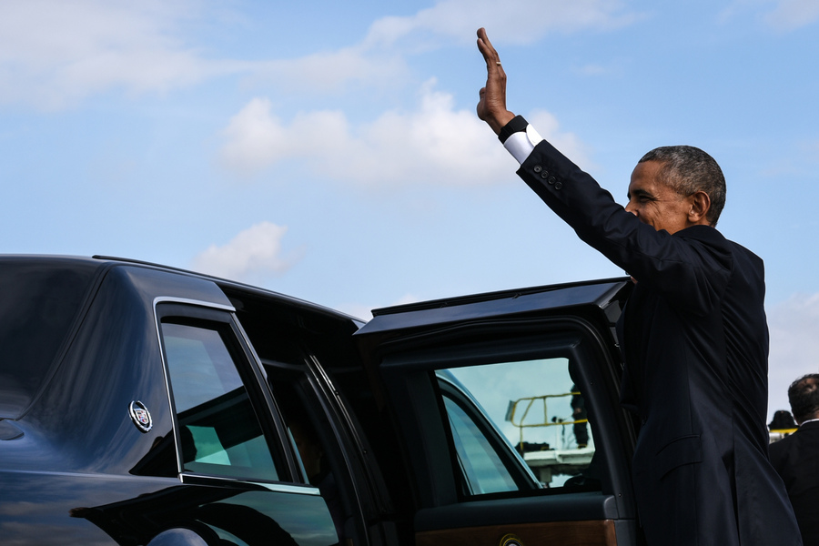 Ο Μπαράκ Ομπάμα με τη βέρα του στο Ελ. Βενιζέλος λίγο πριν επιβιβαστεί στο «κτήνος»
