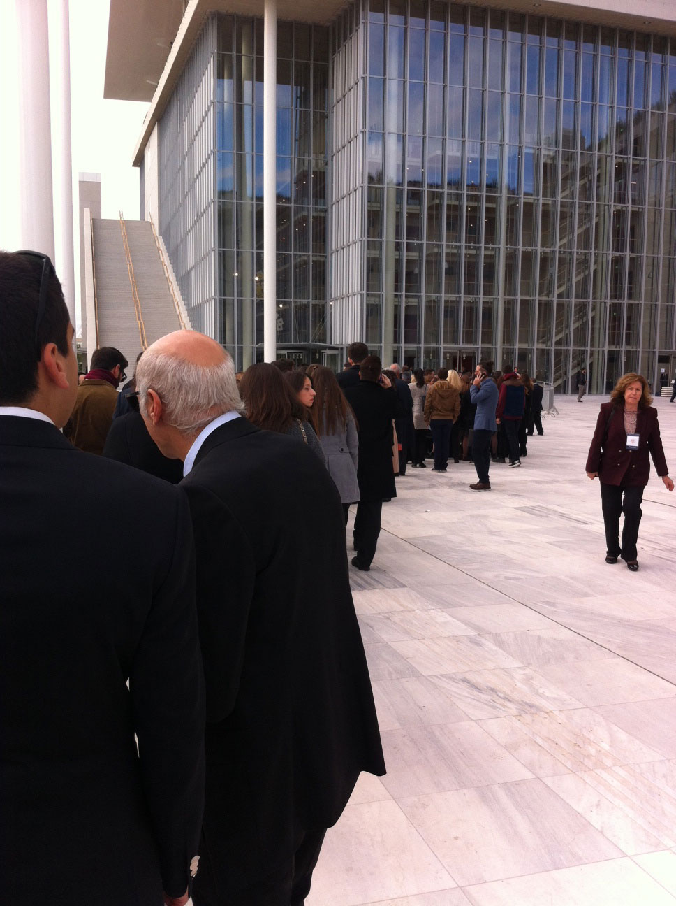 Η ουρά έξω από το Ίδρυμα Σταύρος Νιάρχος, δύο ώρες πριν από την ομιλία Ομπάμα