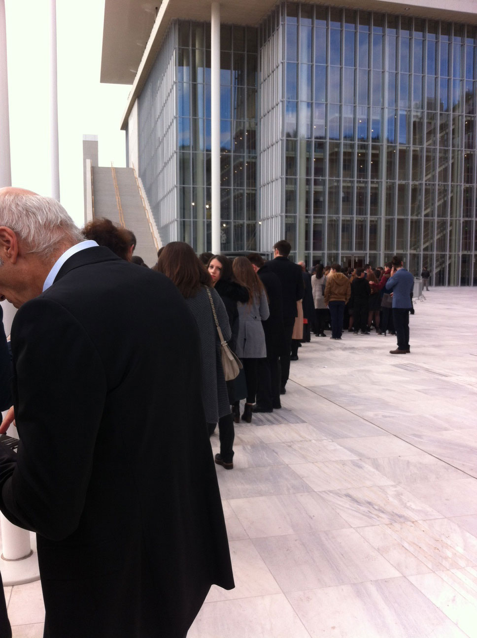 Η ουρά έξω από το Ίδρυμα Σταύρος Νιάρχος, δύο ώρες πριν από την ομιλία Ομπάμα