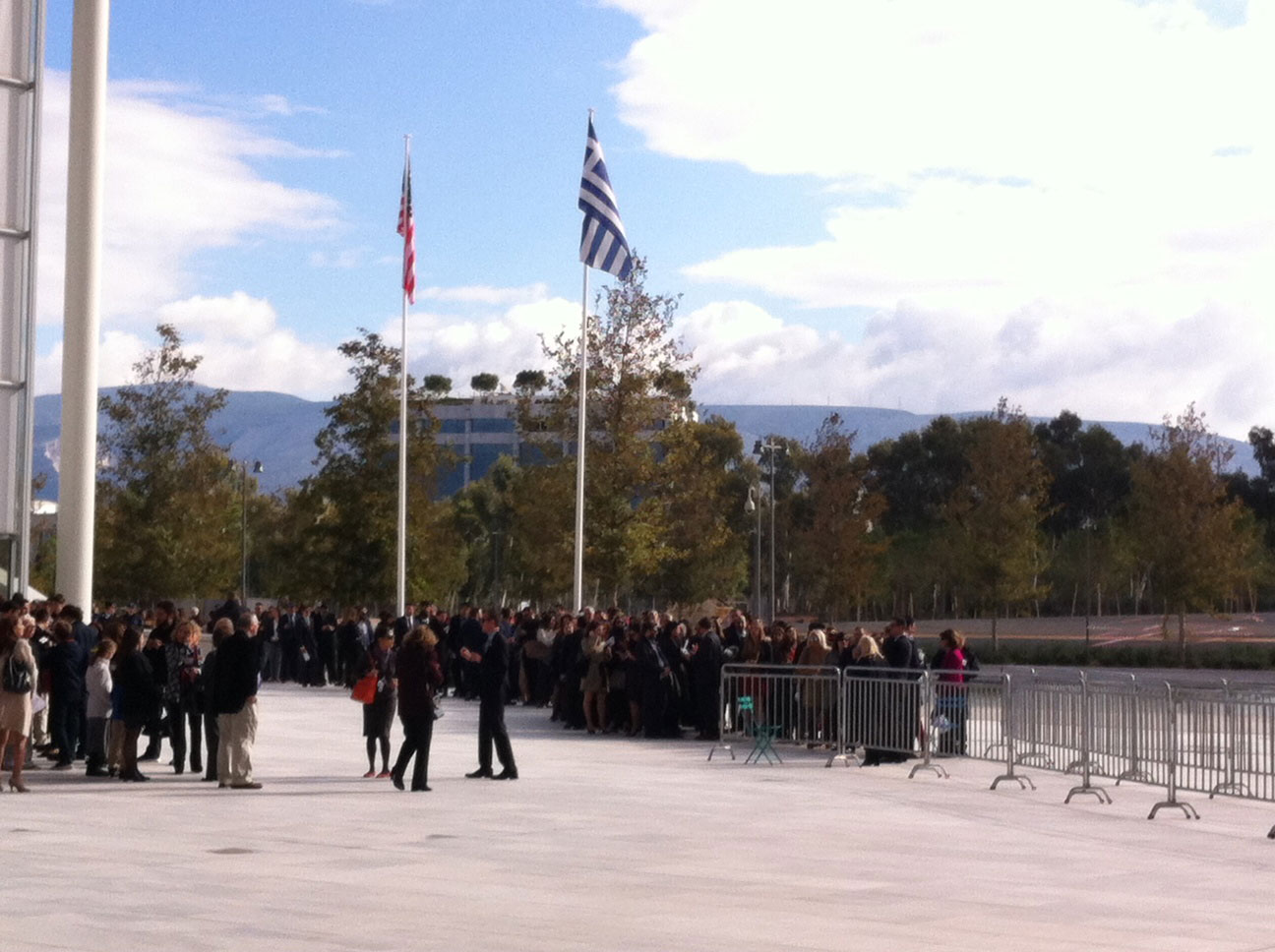 Η ουρά έξω από το Ίδρυμα Σταύρος Νιάρχος, δύο ώρες πριν από την ομιλία Ομπάμα