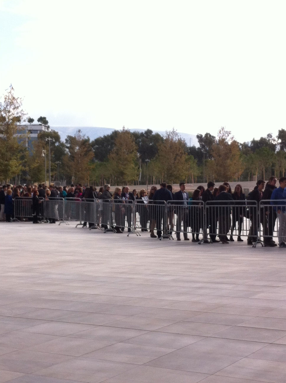 Η ουρά έξω από το Ίδρυμα Σταύρος Νιάρχος, δύο ώρες πριν από την ομιλία Ομπάμα