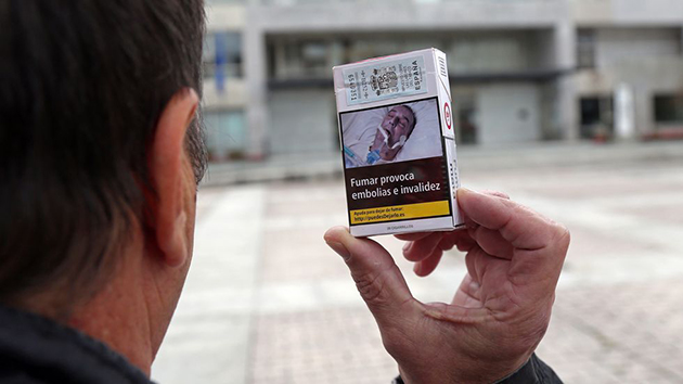 Μη καπνιστής κάνει «καριέρα» σε πακέτα τσιγάρων