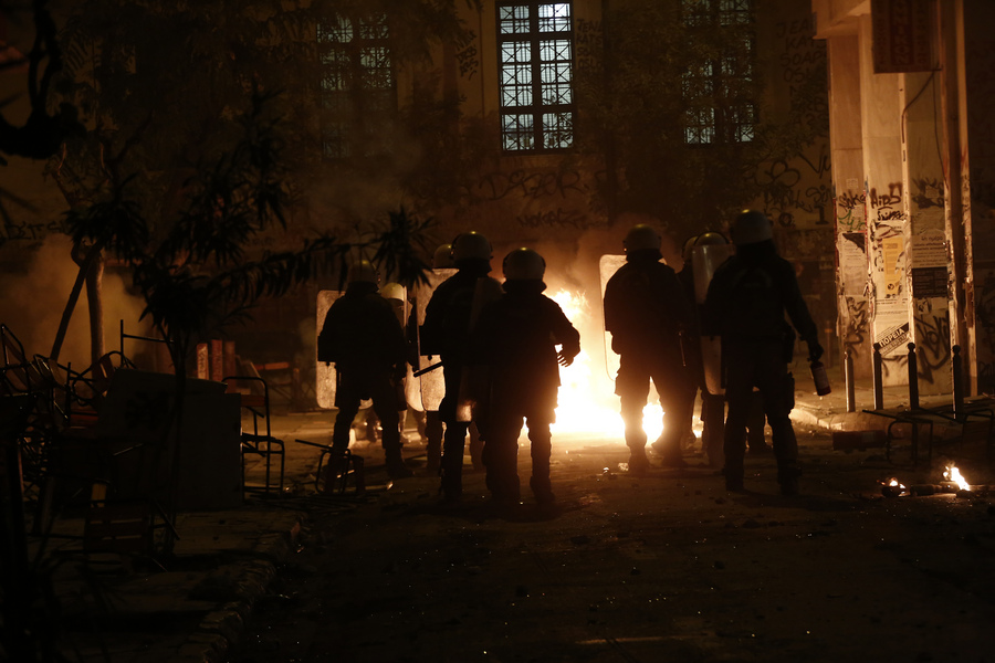 Μολότοφ και συγκρούσεις στο Πολυτεχνείο