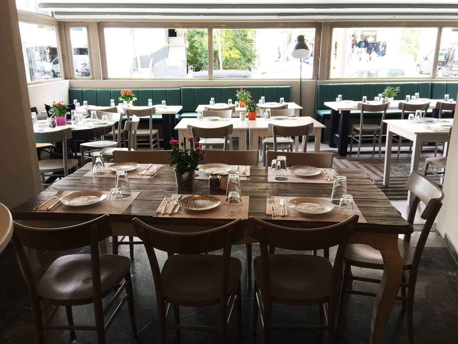 Ο χώρος είναι ζεστός και φιλόξενος, σε περιμένει από τη 13.00 το μεσημέρι καθημερινά. 