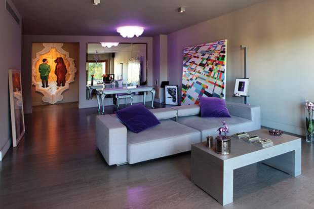 ​Tο σαλόνι έχει λίγα κομμάτια – εξαιρετική η τραπεζαρία Σαρίδης του ’36, βαμμένη από τον Δ.Α. με βιομηχανική λάκα. Στο επίκεντρο ένας πίνακας του Torben Giehler