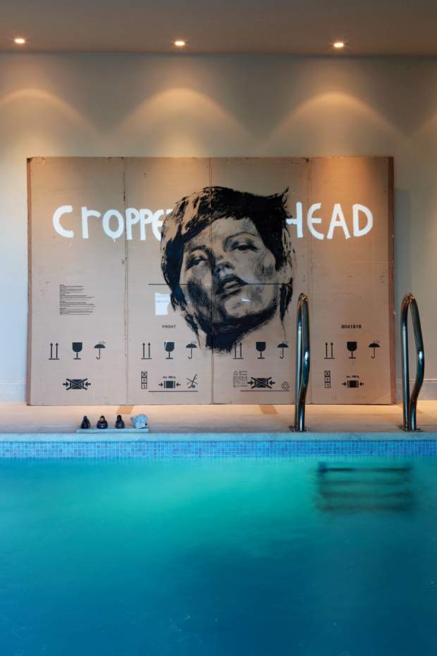 Ακόμη και στην πισίνα η τέχνη καραδοκεί με το πορτρέτο της Κέιτ Μος, προσωπικής του φίλης, σε χαρτόκουτο