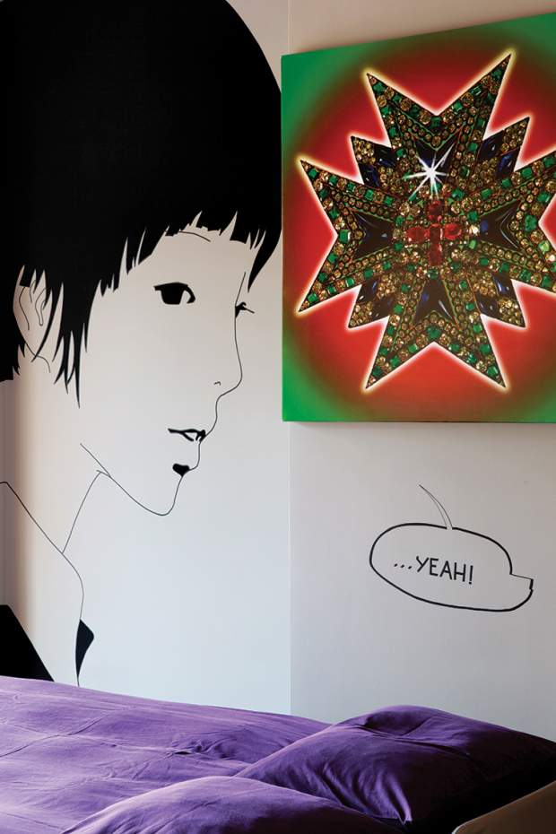 Στην κρεβατοκάμαρα, τοιχογραφία του Tilo Schulz με τη φεμινίστρια καρτούν ηρωίδα της Kiriko Nananan, δίπλα της ο Σταυρός της Μάλτας, έργο του Δ.Α.