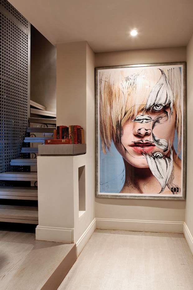 Η είσοδος από το γκαράζ προς το σπίτι.Το εντυπωσιακό έργο είναι της Inez Van Lamsweerde από την καμπάνια του οίκου Balenciaga