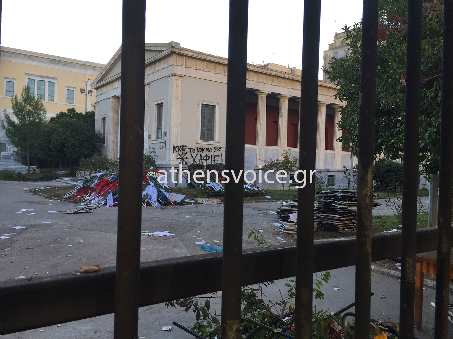 ΜΕΣΑ ΑΠΟ ΤΑ ΚΑΓΚΕΛΑ ΤΗΣ ΚΕΝΤΡΙΚΗΣ ΠΥΛΗΣ. ΣΤΕΦΑΝΙΑ, ΣΥΝΘΗΜΑΤΑ, ΚΑΡΕΚΛΕΣ, ΤΡΑΠΕΖΑΚΙΑ ΜΕΣΑ ΑΠΟ ΤΑ ΚΑΓΚΕΛΑ ΤΗΣ ΚΕΝΤΡΙΚΗΣ ΠΥΛΗΣ. ΣΤΕΦΑΝΙΑ, ΣΥΝΘΗΜΑΤΑ, ΚΑΡΕΚΛΕΣ, ΤΡΑΠΕΖΑΚΙΑ