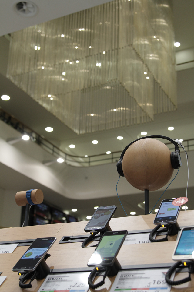 ΚΩΤΣΟΒΟΛΟΣ. Στον μοναδικής αρχιτεκτονικής χώρο, τα προϊόντα εκτίθενται σε προθήκες - τραπέζια, ώστε ο καταναλωτής να μπορεί να τα δοκιμάσει και να διαλέξει αυτό που του ταιριάζει. Το νέο κατάστημα έχει ενσωματώσει τη φιλοσοφία του Ομίλου Dixons Carphone σε επίπεδο σχεδιασμού, γεγονός που επιτρέπει στους καταναλωτές να πλοηγηθούν με ευκολία στους χώρους του και να πραγματοποιήσουν άνετα τις αγορές τους.