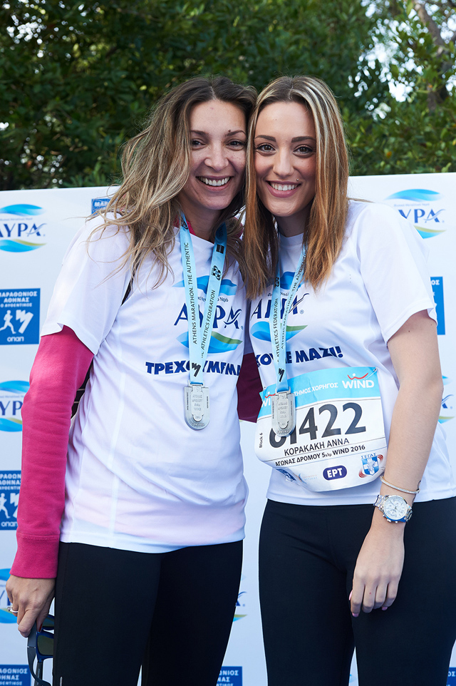 Φανή Χαλκιά και Άννα Κορακάκη στο περίπτερο του ΑΥΡΑ.