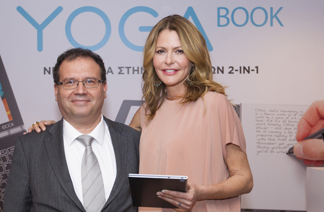 Στιγμιότυπο από την επίσημη παρουσίαση του νέου LENOVO YOGA™ BOOK  στην Ελλάδα – Ο κύριος Μιχάλης Οικονομάκης, General Manager Lenovo Ελλάδος & Κύπρου, με την Τζένη Μπαλατσινού.