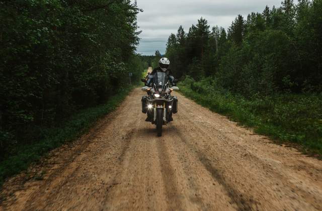 O Ανέστης Πανταζής εξηγεί ότι «…σε όλες τις διαδρομές υπάρχουν τάρανδοι, μπορεί να πηδήξουν τις μπάρες για πλάκα και να βρεθούν μπροστά σου. Πρέπει να είσαι τυχερός για να μην πέσεις επάνω τους».