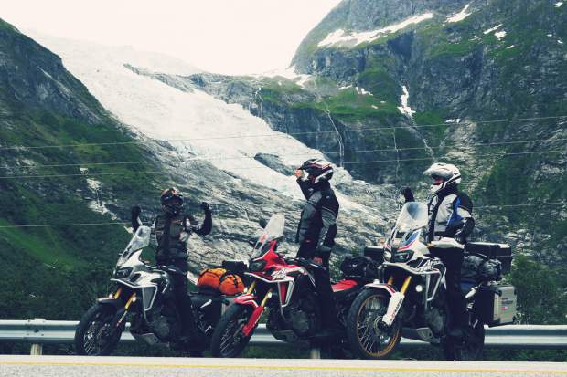 Αdventure riding. Ταξίδι με τη πάρει τη μοτοσυκλέτα.