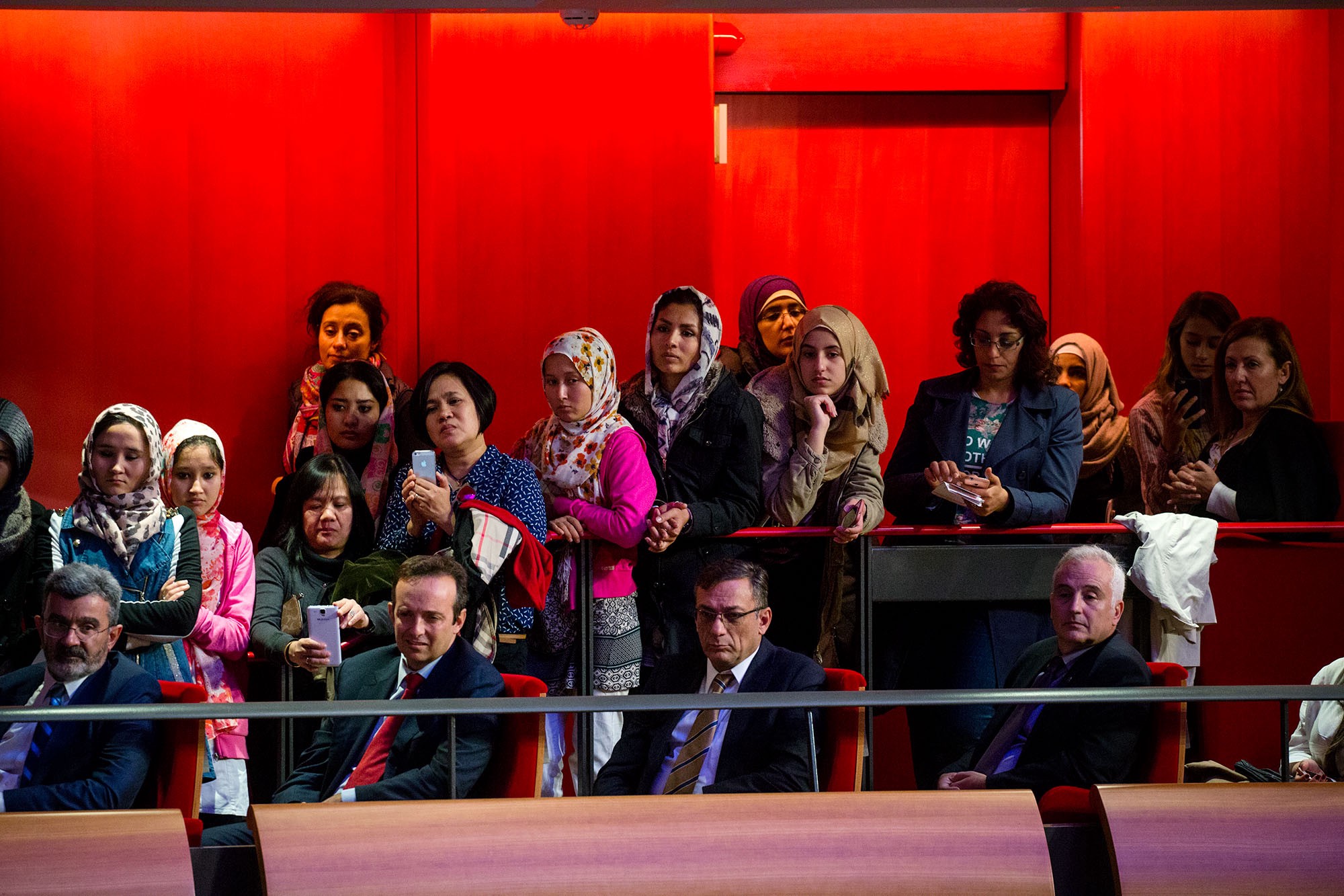 Πρόσφυγες παρακολουθούν τον Μπαράκ Ομπάμα στο Ίδρυμα Σταύρος Νιάρχος