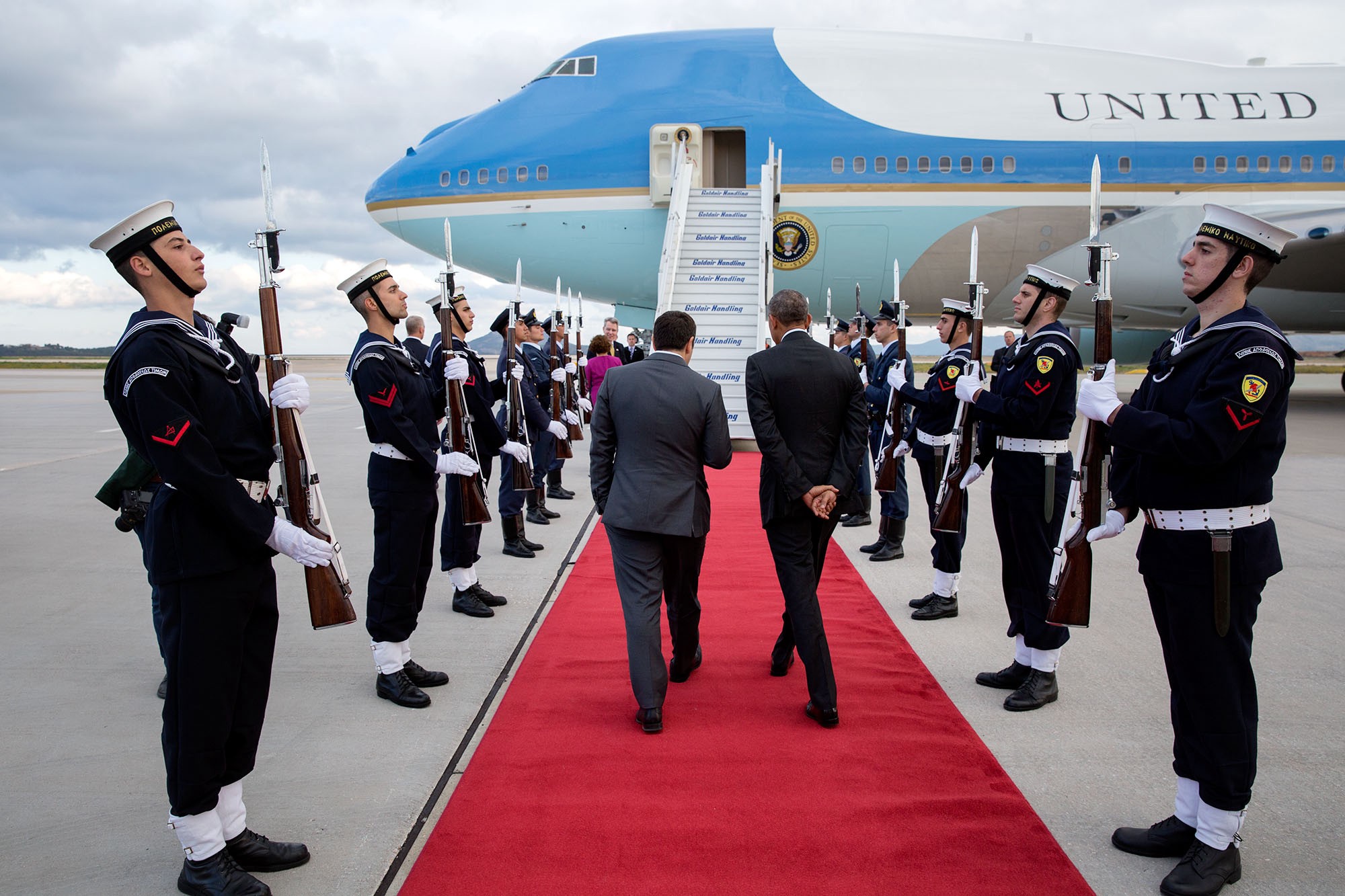 Ο Αλέξης Τσίπρα «ξεπροβοδίζει» τον Μπαράκ Ομπάμα