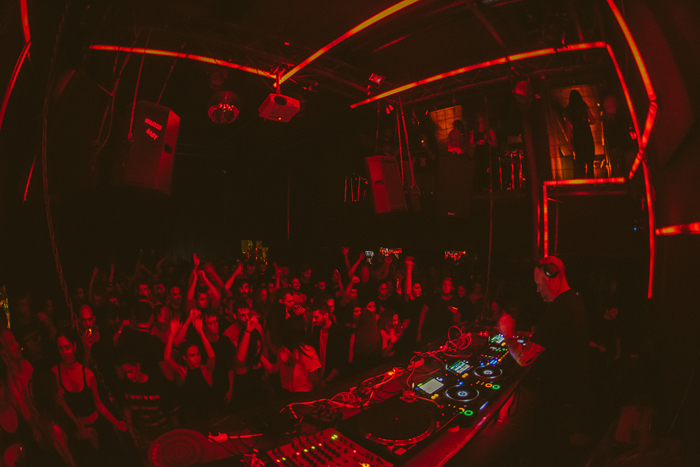 Six d.o.g.s. ⒸΑλέξανδρος Πετσάβας