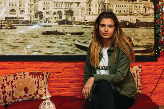 Ακριβώς στη μέση