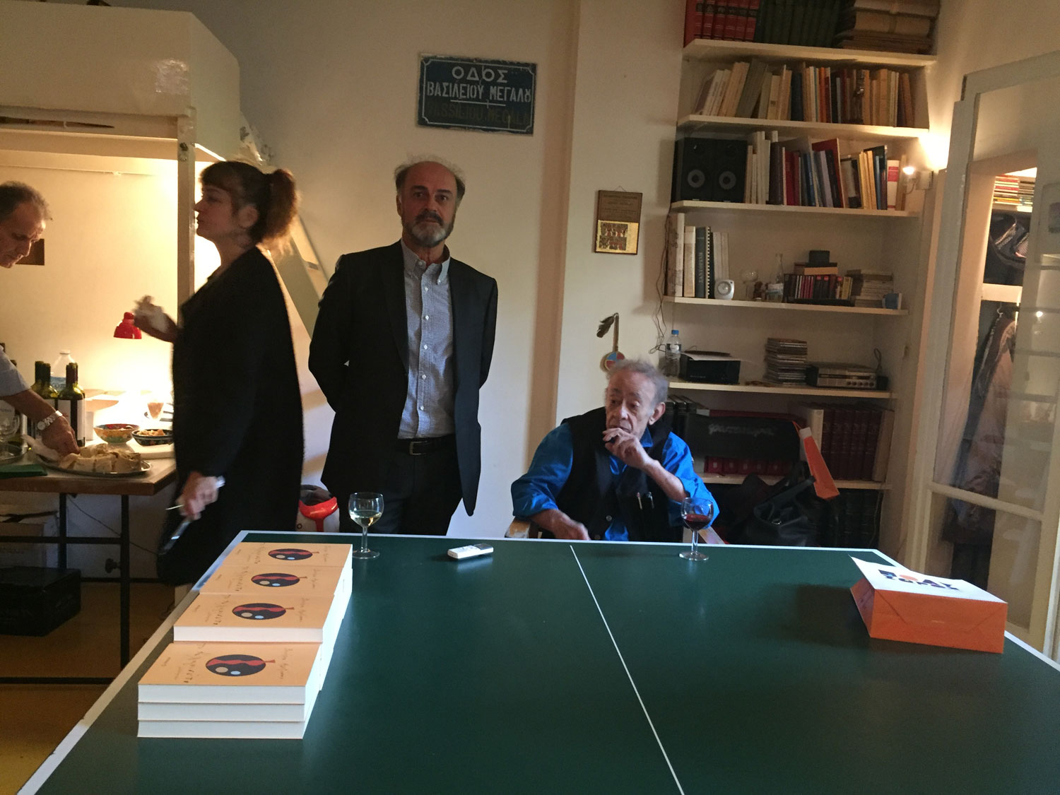 Αριστερά ο Νώντας Παπαγεωργίου, εκδότης του Μεταίχμιου, δεξιά ο Βασίλης Αλεξάκης