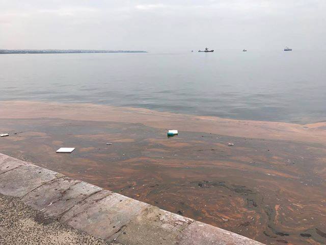 Κοκκίνισαν τα νερά του Θερμαϊκού (εικόνες)
