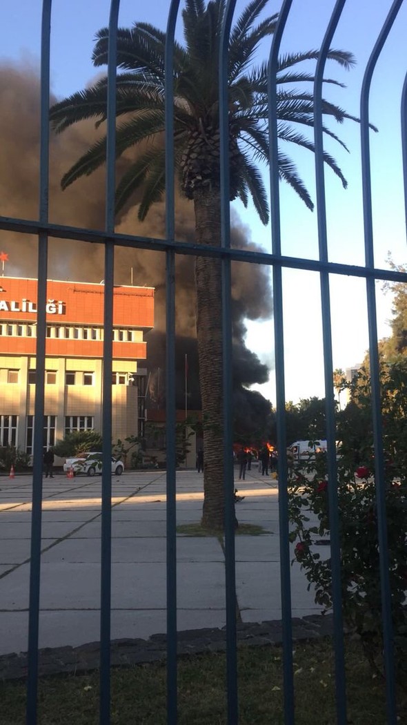  Ισχυρή έκρηξη σε κυβερνητικό κτίριο στα Άδανα (εικόνες, video)