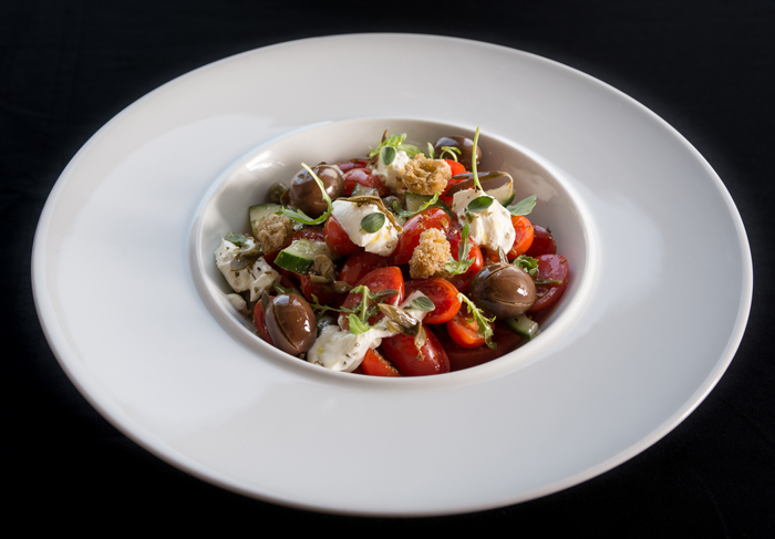 Χωριάτικη με προϊόντα από καλούς έλληνες παραγωγούς 