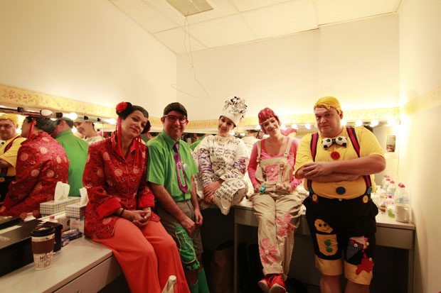 Η παράσταση «Ολόγυρα, Ολότελα, Ολόιδιοι» στο Θεάτρο Άνεσις Η παράσταση «Ολόγυρα, Ολότελα, Ολόιδιοι» στο Θεάτρο Άνεσις