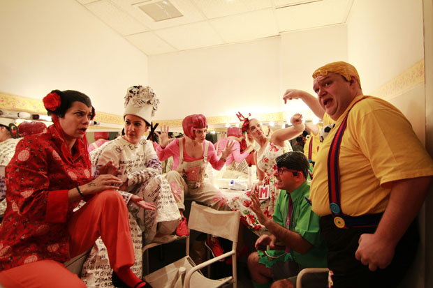 Η παράσταση «Ολόγυρα, Ολότελα, Ολόιδιοι» στο Θεάτρο Άνεσις Η παράσταση «Ολόγυρα, Ολότελα, Ολόιδιοι» στο Θεάτρο Άνεσις