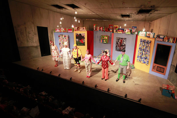 Η παράσταση «Ολόγυρα, Ολότελα, Ολόιδιοι» στο Θεάτρο Άνεσις Η παράσταση «Ολόγυρα, Ολότελα, Ολόιδιοι» στο Θεάτρο Άνεσις