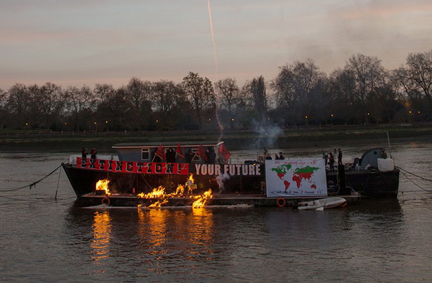 Το πανκ κάηκε στη μέση του Τάμεση