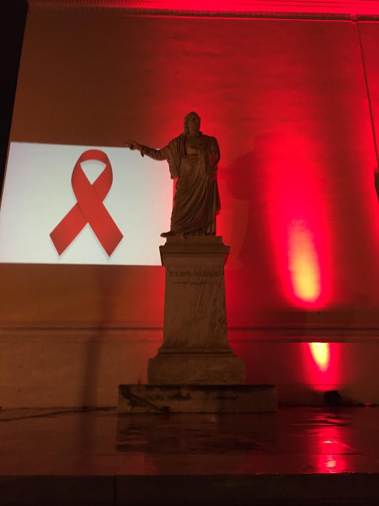 Δείτε πώς άλλαξε το Πανεπιστήμιο Αθηνών για την Παγκόσμια Ημέρα κατά του AIDS 