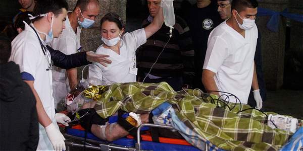 Η στιγμή που μεταφέρεται στο νοσοκομείο ο αθλητικογράφος που ταξίδευε με την αποστολή της Σαπεκοένσε, Rafael Hensen