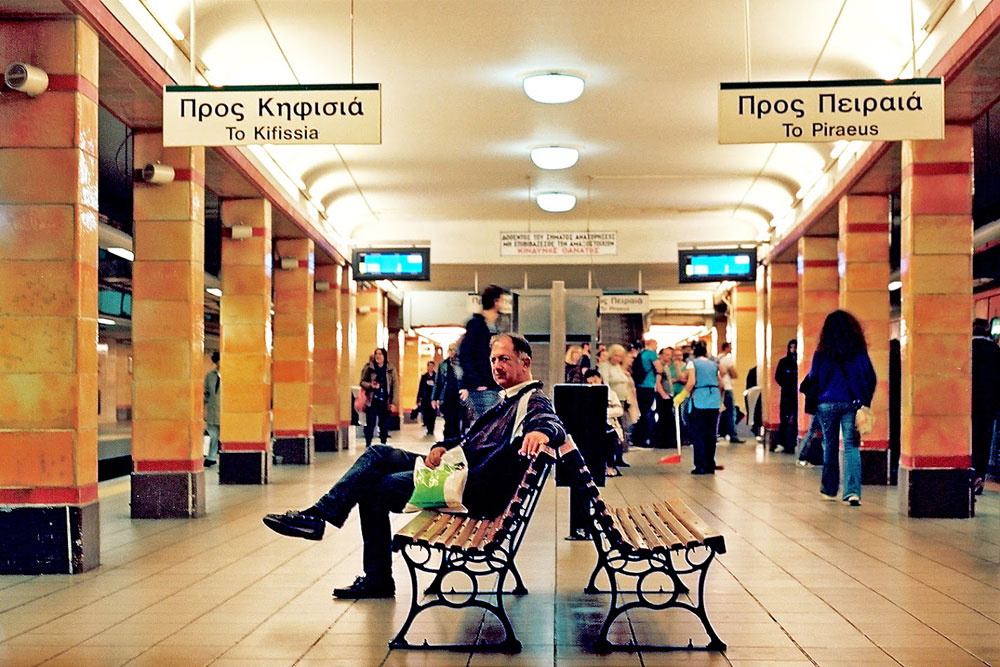 Τα πορτοκαλί πλακάκια στις αποβάθρες του ηλεκτρικού στην Ομόνοια Τα πορτοκαλί πλακάκια στις αποβάθρες του ηλεκτρικού στην Ομόνοια