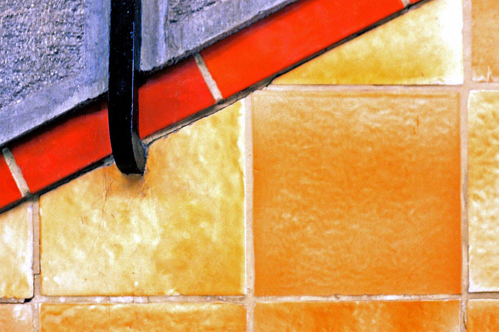 Τα πορτοκαλί πλακάκια στις αποβάθρες του ηλεκτρικού στην Ομόνοια Τα πορτοκαλί πλακάκια στις αποβάθρες του ηλεκτρικού στην Ομόνοια