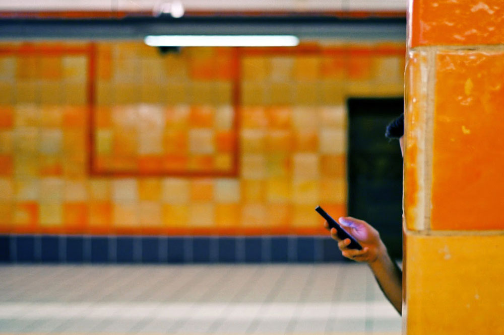 Τα πορτοκαλί πλακάκια στις αποβάθρες του ηλεκτρικού στην Ομόνοια Τα πορτοκαλί πλακάκια στις αποβάθρες του ηλεκτρικού στην Ομόνοια