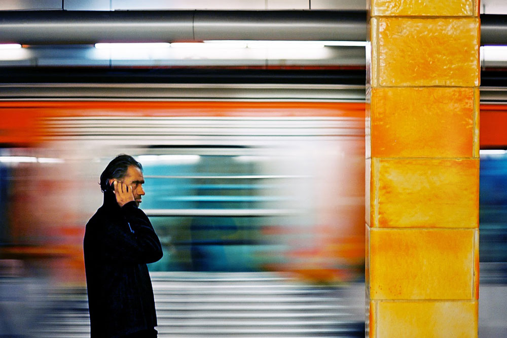 Τα πορτοκαλί πλακάκια στις αποβάθρες του ηλεκτρικού στην Ομόνοια Τα πορτοκαλί πλακάκια στις αποβάθρες του ηλεκτρικού στην Ομόνοια