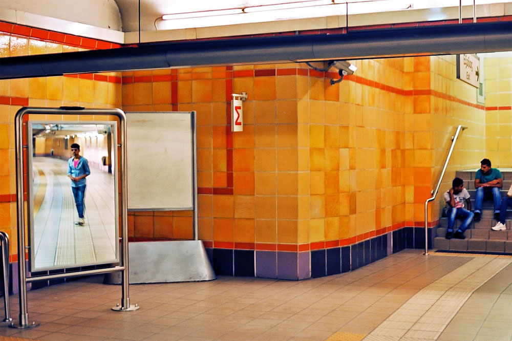 Τα πορτοκαλί πλακάκια στις αποβάθρες του ηλεκτρικού στην Ομόνοια Τα πορτοκαλί πλακάκια στις αποβάθρες του ηλεκτρικού στην Ομόνοια