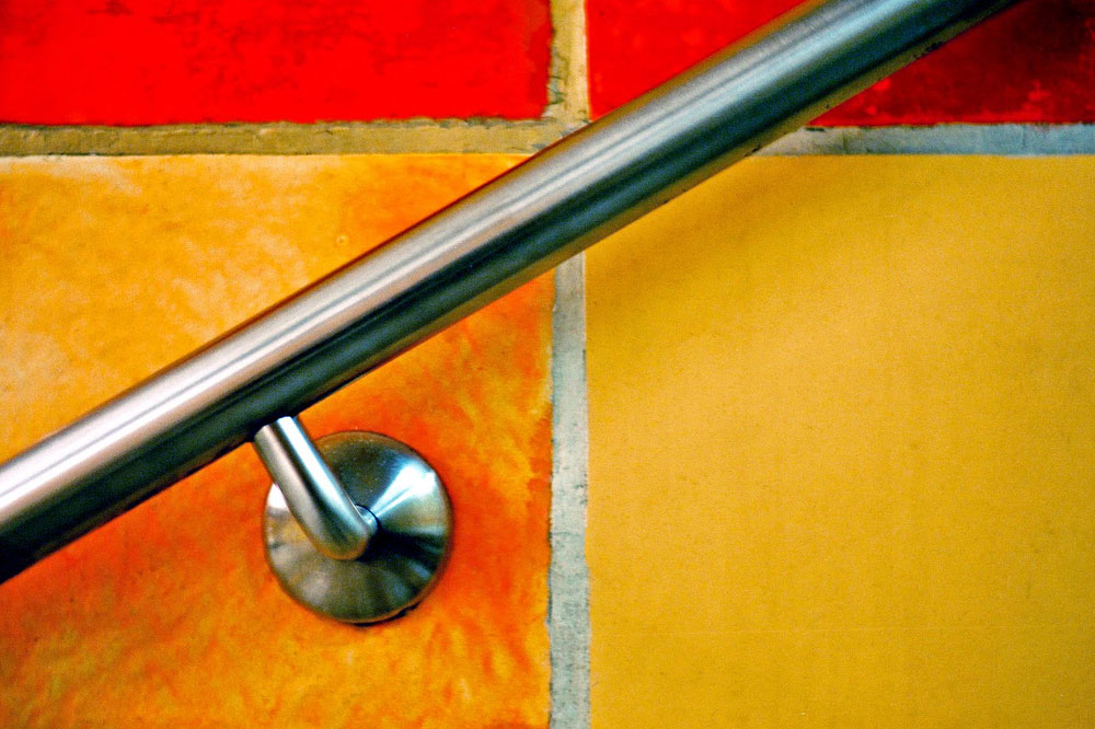 Τα πορτοκαλί πλακάκια στις αποβάθρες του ηλεκτρικού στην Ομόνοια Τα πορτοκαλί πλακάκια στις αποβάθρες του ηλεκτρικού στην Ομόνοια