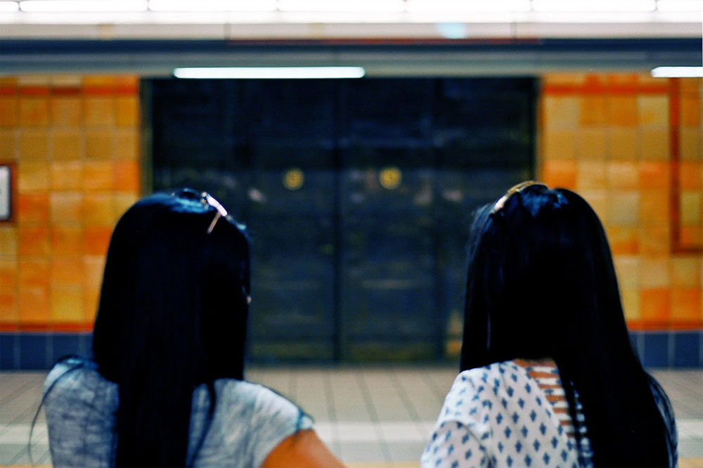 Τα πορτοκαλί πλακάκια στις αποβάθρες του ηλεκτρικού στην Ομόνοια Τα πορτοκαλί πλακάκια στις αποβάθρες του ηλεκτρικού στην Ομόνοια