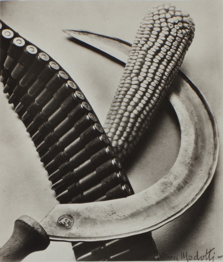 Tina Modotti Bandelier, «Καλαμπόκι και Δρεπάνι», 1927 Tina Modotti Bandelier, «Καλαμπόκι και Δρεπάνι», 1927