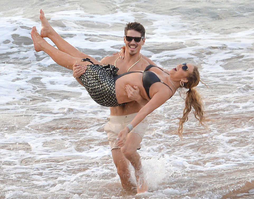 Η Μαράια Κάρεϊ βρήκε το toy boy της τώρα που έρχονται και γιορτές