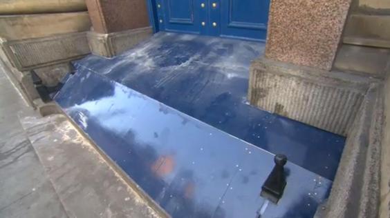 Οργή στο Λίβερπουλ για την τράπεζα έβαλε ράμπα για να εμποδίζει τους αστέγους 