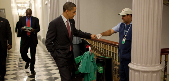 Χαιρετισμός με υπάλληλο του Λευκού Οίκου – Δεκέμβριος 2009 