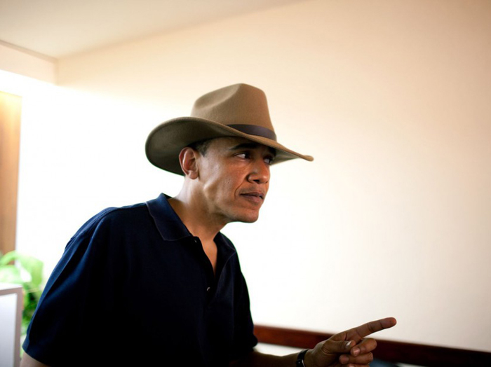 Ποζάροντας με το καπέλο που δέχτηκε σαν δώρο κατά την επίσκεψη στις Πυραμίδες στην Αίγυπτο – Ιούνιος 2009