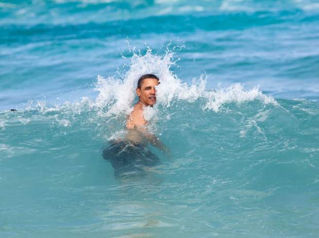 Κολυμπώντας σε παραλία της γενέτειρας του Χαβάη – Ιανουάριος 2012