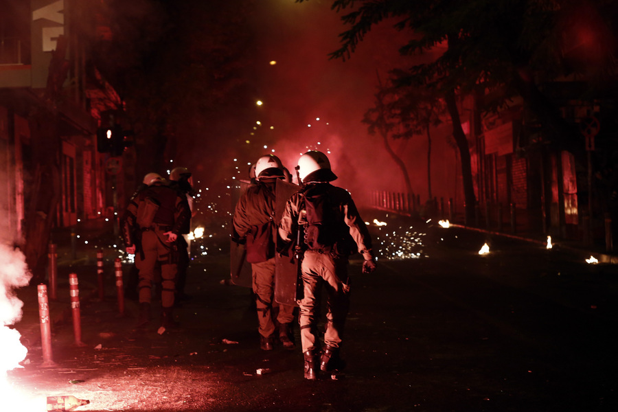  Μολότοφ και οδοφράγματα (εικόνες, video)